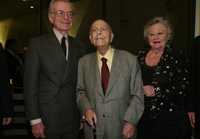 Eulalio Ferrer, anteanoche, flanqueado por Jacobo Zabludovsky y Sarita, esposa del periodista, antes de recibir el galardón por sus aportes al desarrollo de la publicidad y la comunicación en México