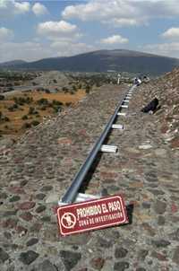 Parte de los rieles que corren en varios niveles de la Pirámide del Sol