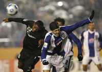 Jairo Campos, de la LDU (izquierda) y Bruno Marioni, de los Tuzos, en férrea disputa por el balón