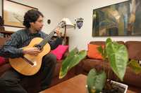 "Hacer música me hace feliz. La guitarra me permite evocar mis más preciados recuerdos y expresar mis deseos", manifestó el joven músico en entrevista