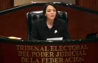 Al revocar el requerimiento del IFE a esta casa editorial, el magistrado ponente del tribunal electoral, Salvador Nava Gomar, argumentó que es improcedente la aplicación retroactiva de disposiciones del Cofipe vigente. En la imagen, la presidenta del TEPJF, María del Carmen Alanís Figueroa