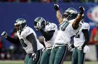 Jugadores de Filaldelfia festejan el triunfo como visitantes en Nueva York, que les permitirá disputar el título de la Conferencia Nacional contra Cardenales de Arizona