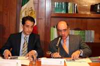 El titular de la SCT, Luis Téllez, en la conferencia de prensa que ofreció ayer