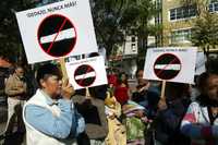 Simpatizantes del sol azteca se manifestaron ayer afuera de la sede del PRD-DF, en contra del dedazo como método para elegir candidatos a diputados locales y jefes delegacionales